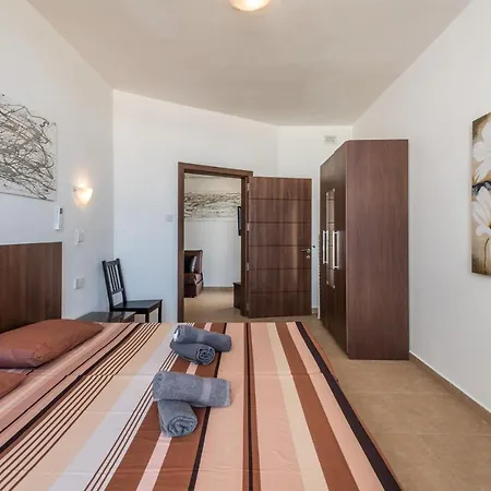 Getawaysmalta - Seashells Penthouse 12 With Terrace And Sea View In Bugibba