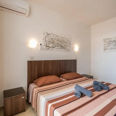 Getawaysmalta - Seashells Penthouse 12 With Terrace And Sea View In Bugibba *