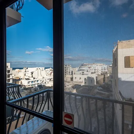 Getawaysmalta - Seashells Penthouse 12 With Terrace And Sea View In Bugibba *